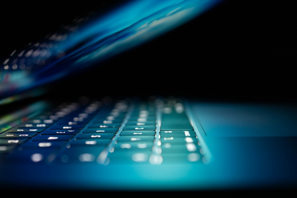Sicherheitsschloss vor Computer-Code symbolisiert WordPress-Sicherheit